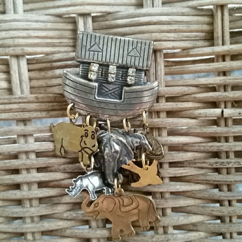 ♡Noah's Ark silver pin with crystals